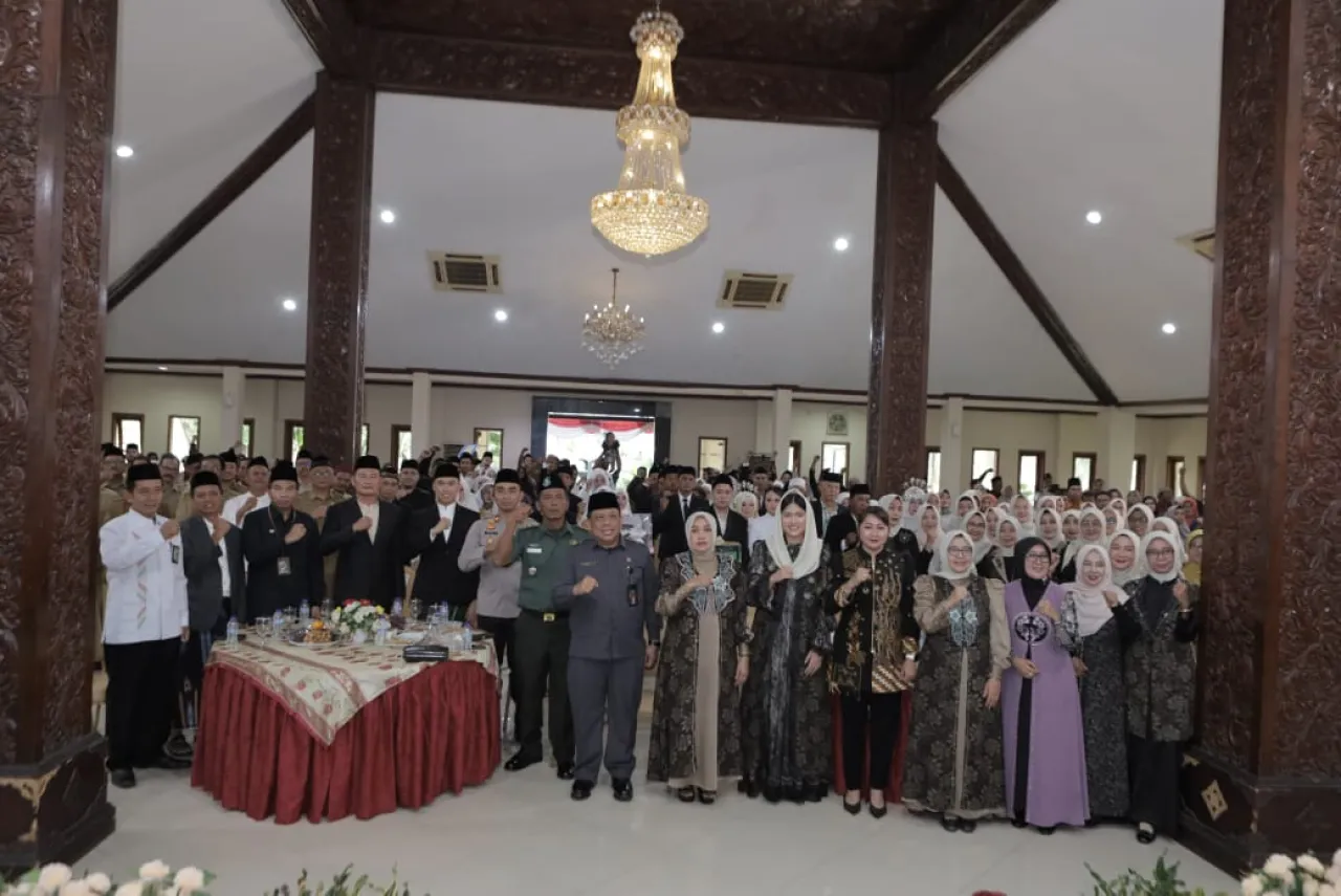 Wakapolres Lamongan Hadiri Ngunduh Mantu & Isbat Nikah Massal Terpadu Kabupaten Lamongan Tahun 2025