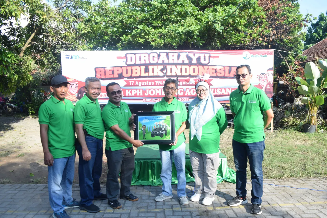 KPH Perhutani Jombang Gelar Lomba Agustusan, Berikan Cinderamata kepada Purna Tugas Karyawan