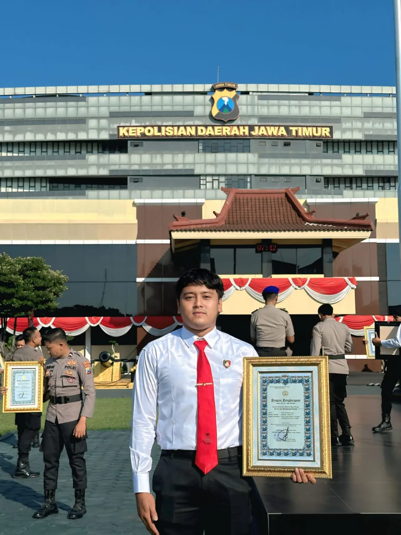 Anggota Polsek Babat Raih Prestasi Gemilang, Terima Piagam Penghargaan dari Kapolda Jatim