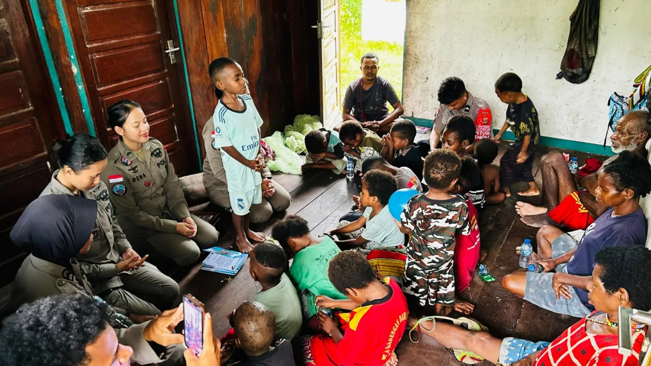 Polri Tanamkan Semangat Belajar kepada Anak-Anak di Kampung Yunad Melalui Pendekatan Humanis