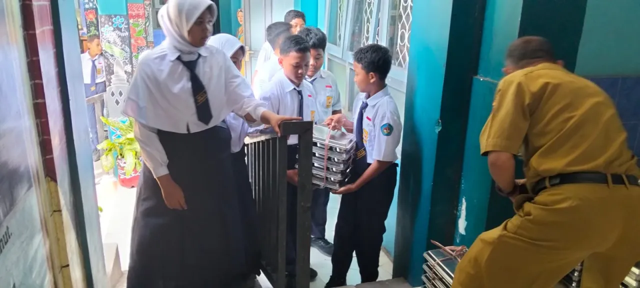 KendalaTeknis Program MBG Di SMPN 3 Rembang Molor Hingga Jam 13.00
