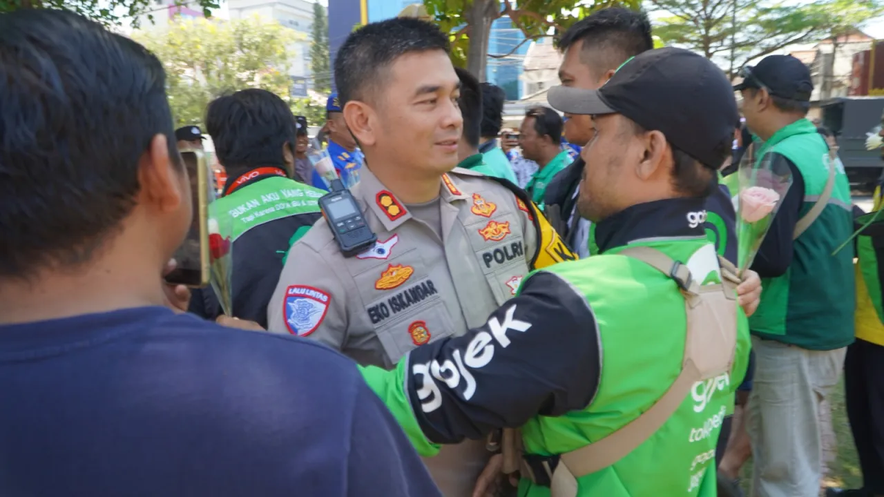 Komunitas Ojol Cirebon Gelar Aksi Simpatik, Bagikan Bunga Mawar untuk TNI-Polri