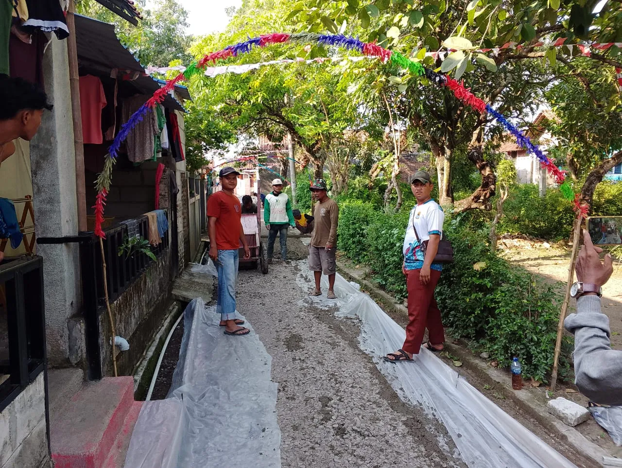 Pemdes Cisaat 5 Titik Bangun Jalan Cor Beton Dusun I Dari Dana Desa Tahap II Tahun 2025
