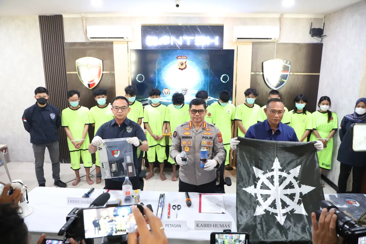 Polda Jabar Ungkap 12 Tersangka Kasus Bom Molotov, 11 Dihadirkan dalam Konferensi Pers