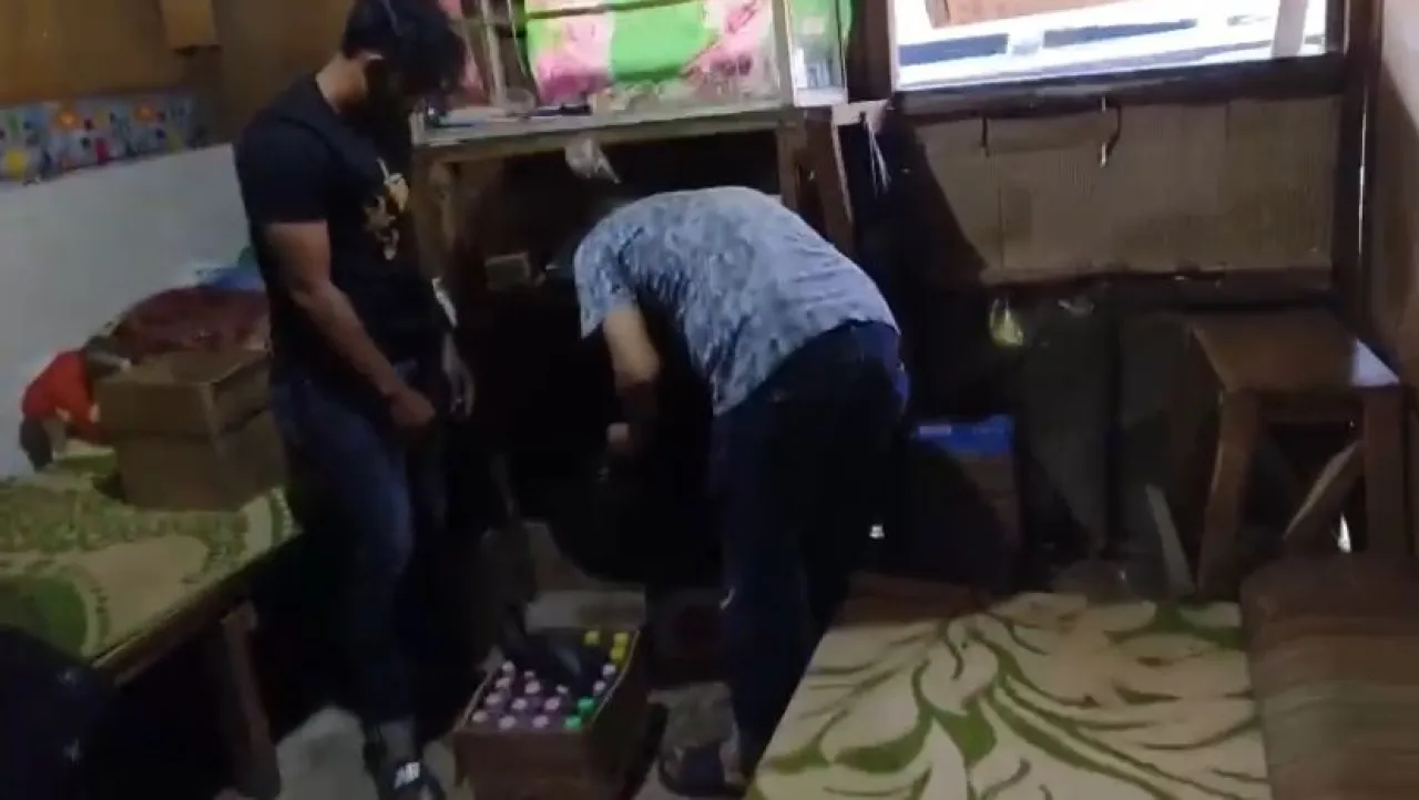 Sat Resnarkoba Polres Cirebon Kota Amankan Puluhan Botol Miras di Harjamukti