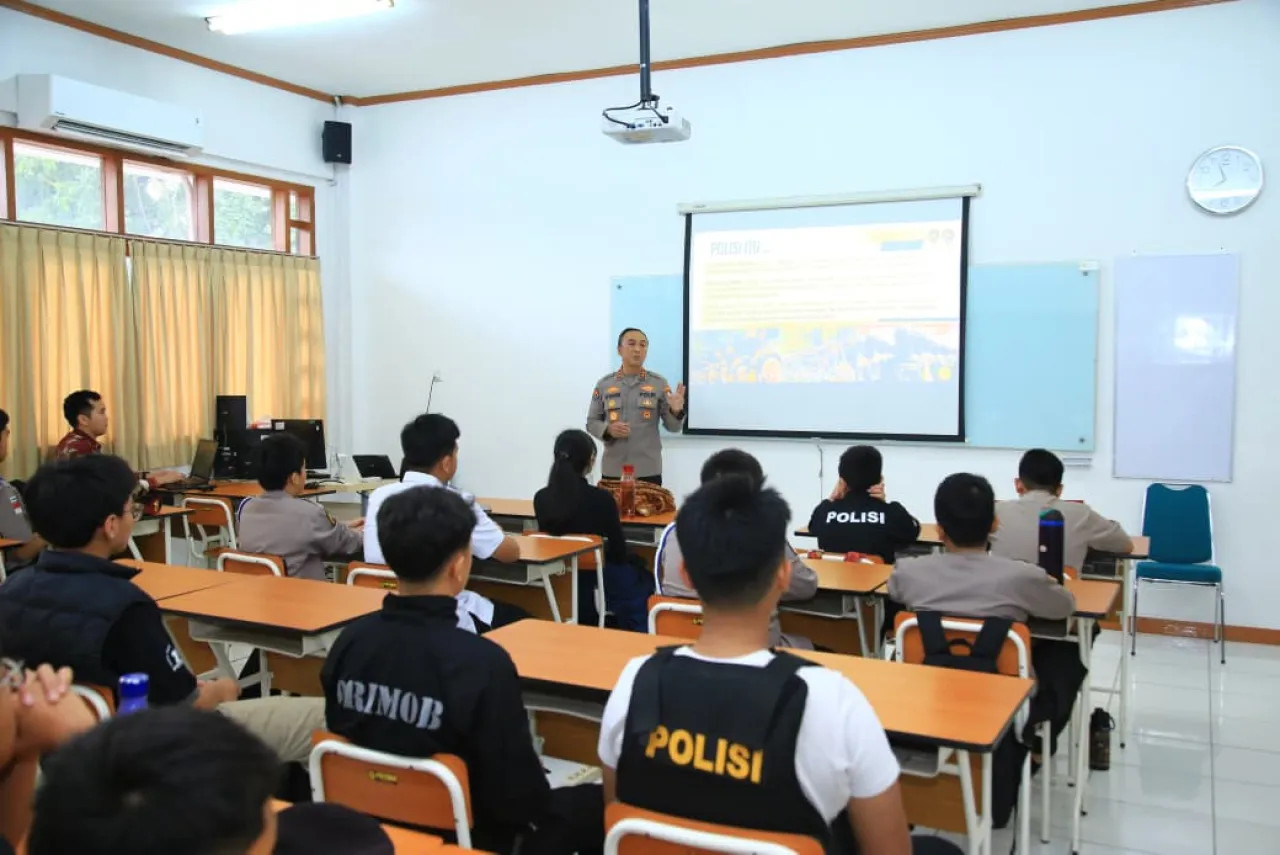 Kadiv Humas Beri Motivasi dan Pemahaman Tugas Kepolisian Pada Siswa Labschool Kebayoran