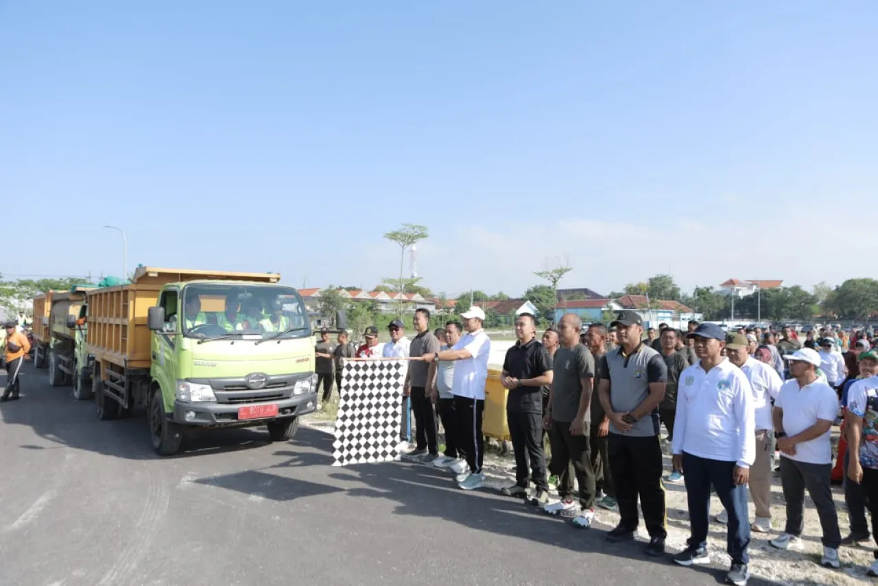 Kapolres Lamongan Hadiri Senam Bersama dan Aksi Bersih Sampah dalam Peringatan World Cleanup Day 2025