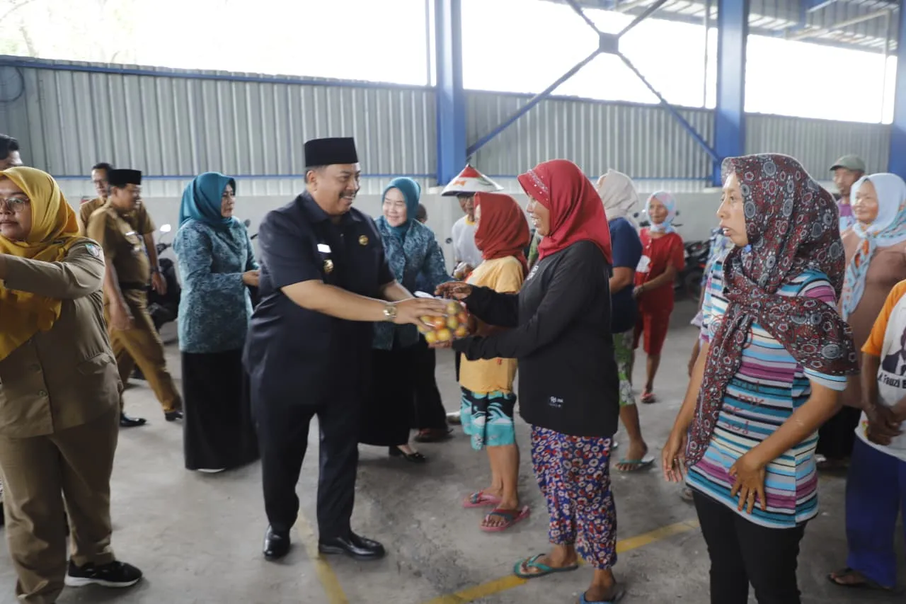 Bantu Petani,Bupati Jombang Borong Tomat dan Bagikan ke Warga