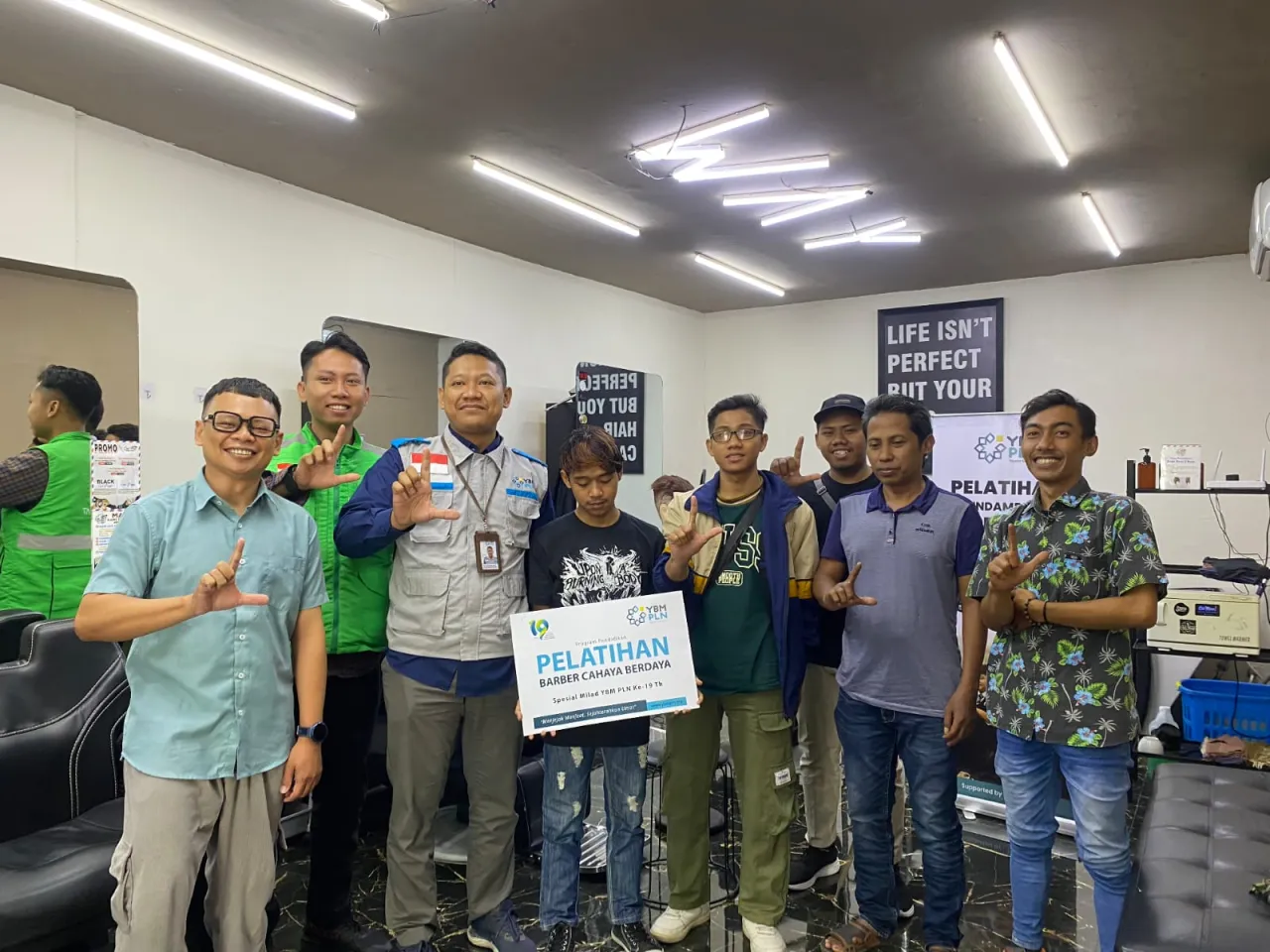 YBM PLN UIP JBTB Dorong Kemandirian Ekonomi melalui Program “Barber Cahaya Berdaya”