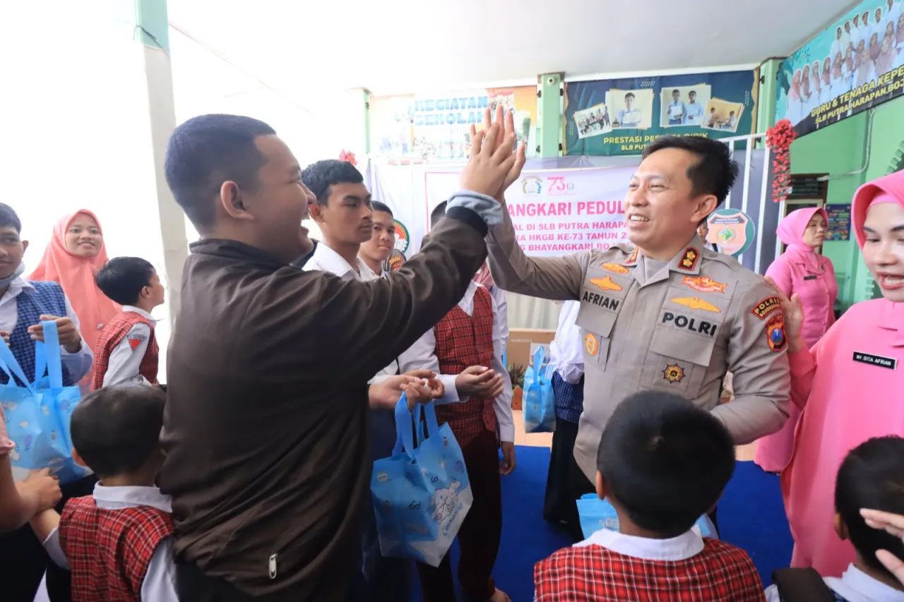 Sambut HKGB ke-73, Bhayangkari Bojonegoro Gelar Bakti Sosial di SLB Putra Harapan