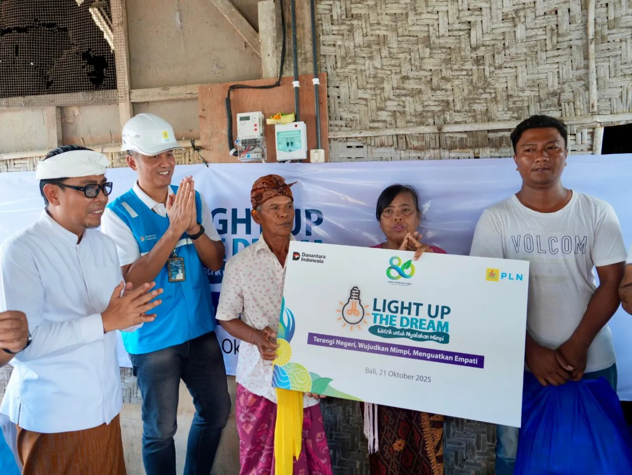Dalam Semangat Hari Pahlawan, PLN Wujudkan Kepedulian dengan Sambung Gratis Listrik Rumah Warga Pra Sejahtera di Bali
