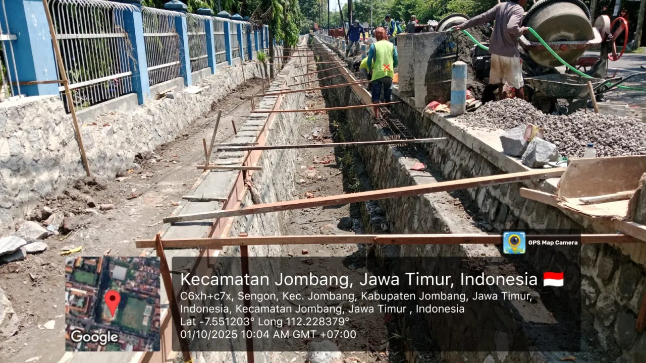 Pekerja Trotoar Jalan Kusuma Bangsa Diduga Abaikan K3, Kontraktor dan Perkim Disorot