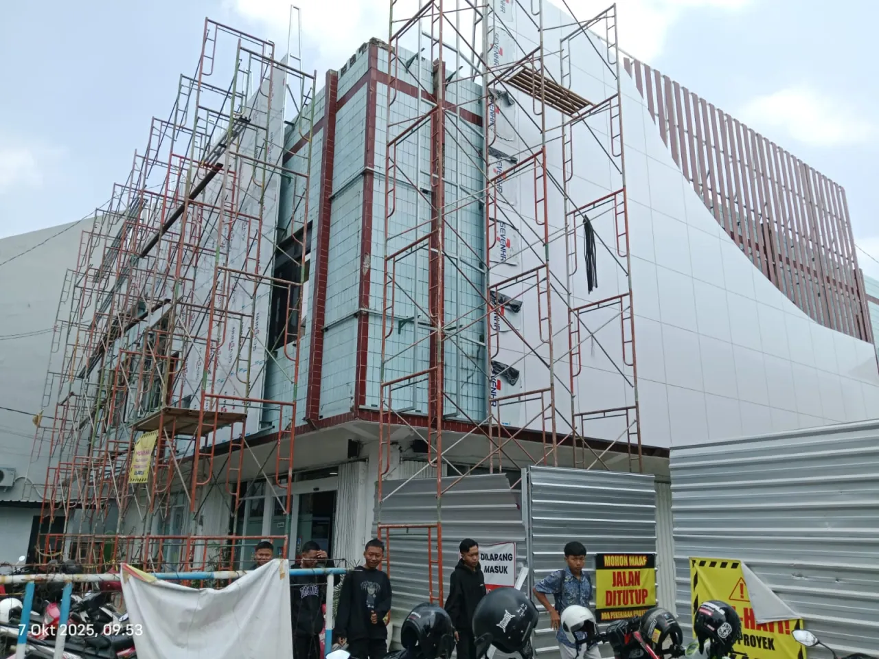 Pelaksana Proyek Rehab MPP Jombang Beralasan Perlengkapan K3 Dicopot Saat Siang Hari