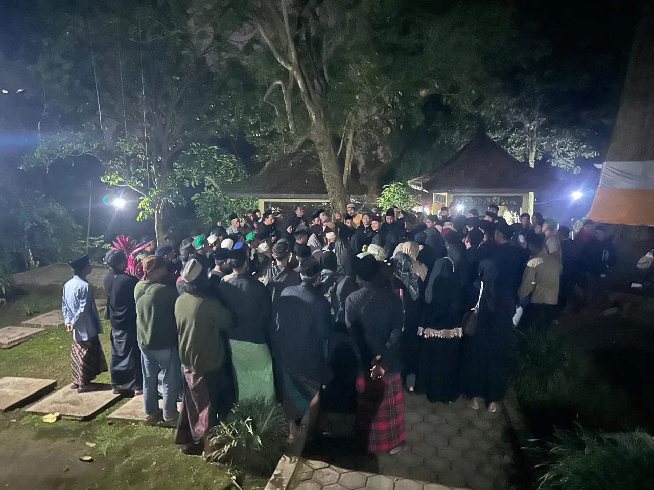 Ratusan Jamaah Sholawat Ibrohimmiyah Gelar Acara Siraman Balak Penyakit di Pemandian Tirto Jolotundo