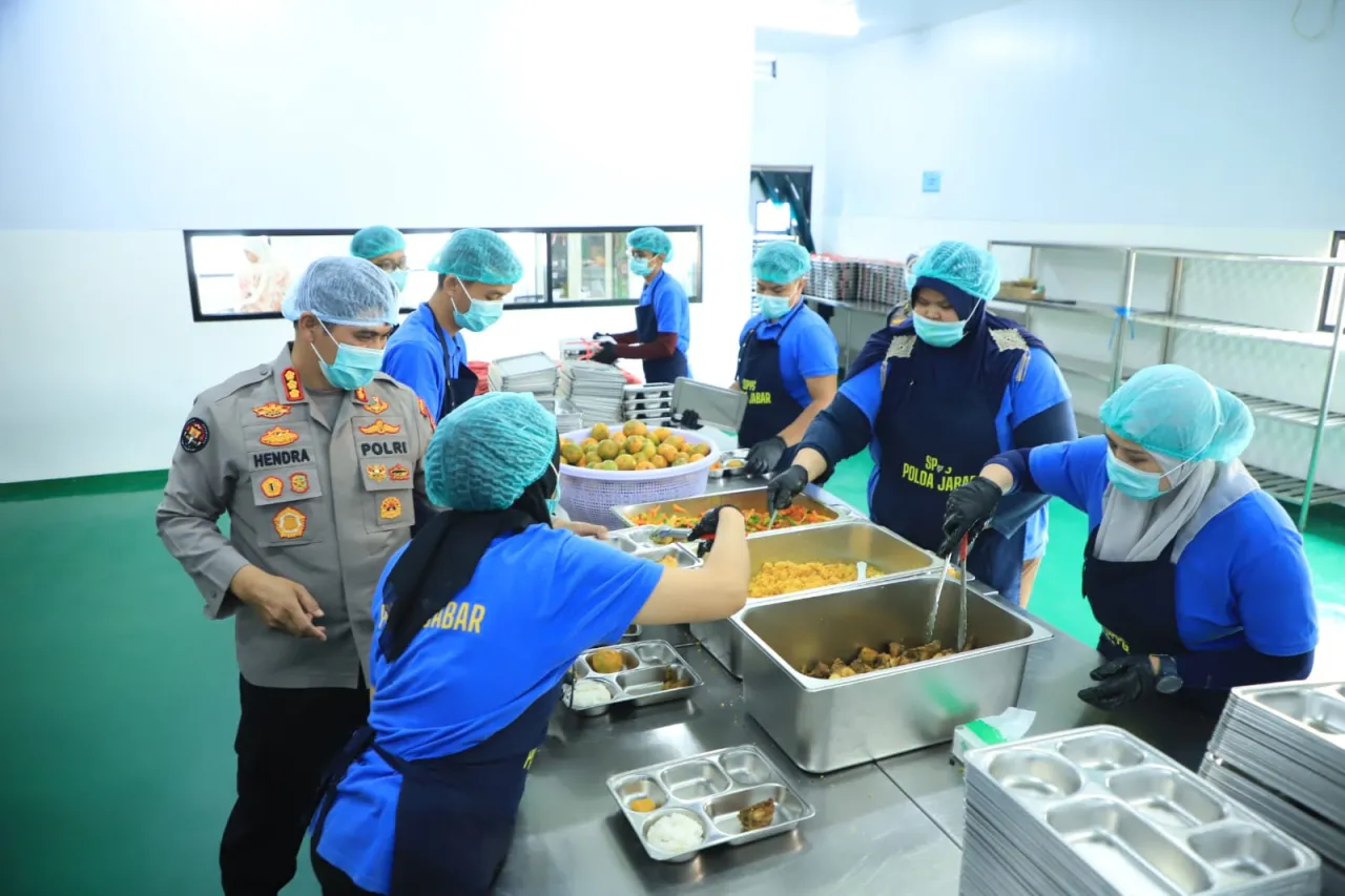 Polda Jabar Dukung Gizi Anak Lewat Program MBG, Pastikan Kualitas dan Kebersihan