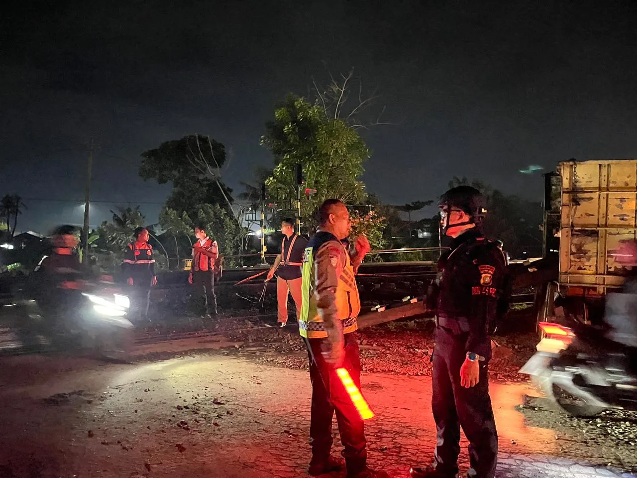 Brimob Amankan Lokasi Anjloknya Kereta Purwojaya di Bekasi