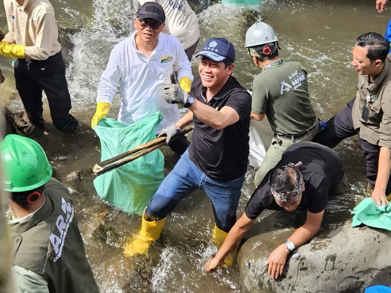 Hari Kesaktian Pancasila, PLN dan KLH Gelar Aksi Bersih DAS Ciliwung, Angkut 176 Kg Sampah dan Tanam 2.500 Pohon