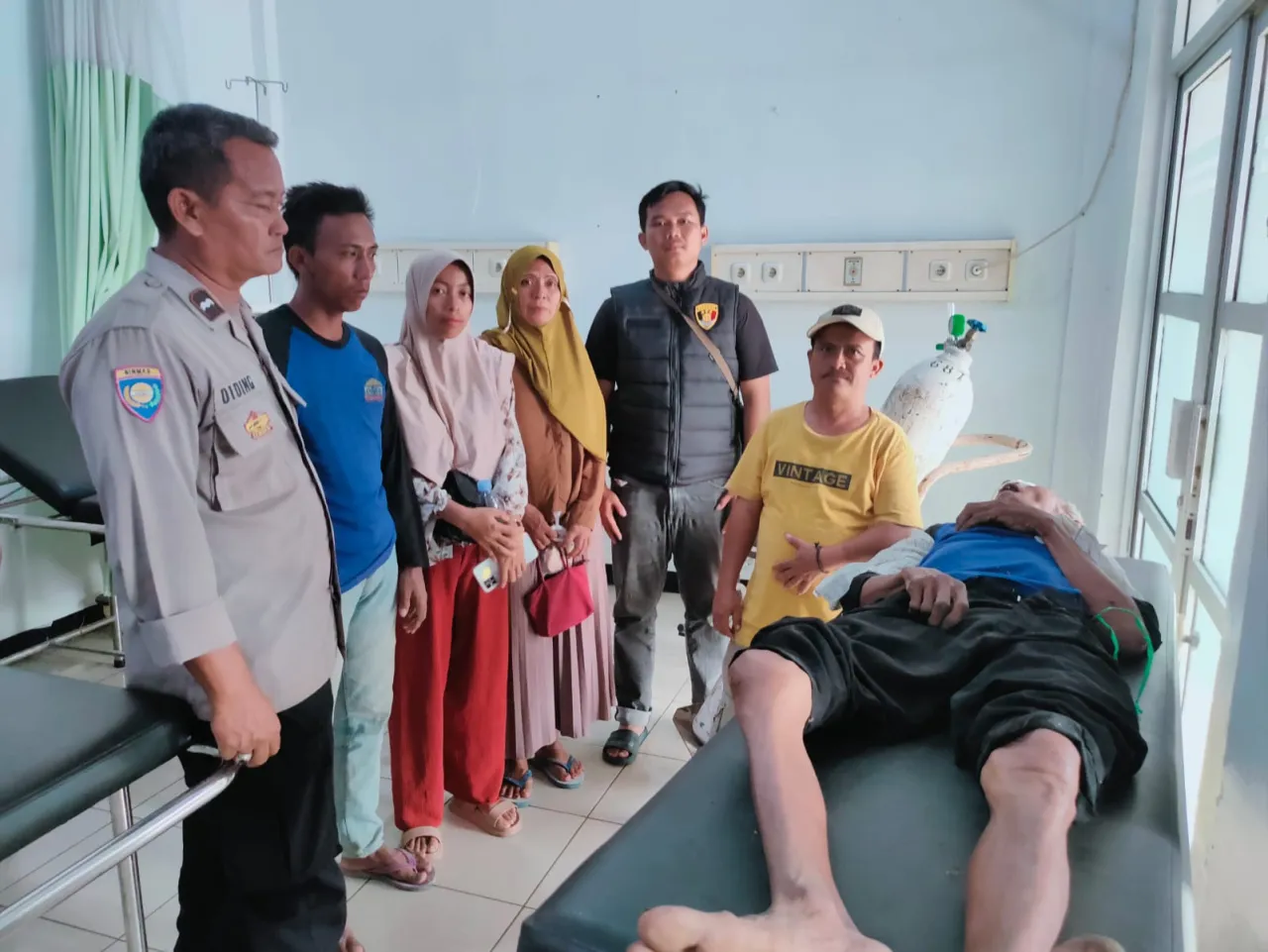 Diduga Kelelahan Seorang Kakek Tergelatak di Selokan Terselamatkan Nyawanya Atas Sigap Personil Polsek Jatiwangi
