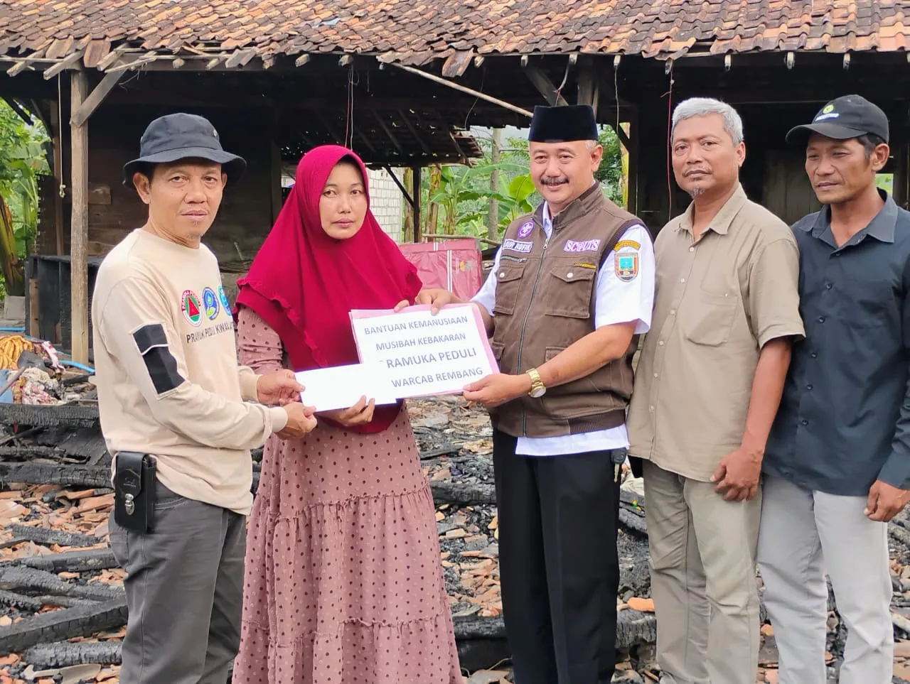 Pramuli Kwarcab Rembang Berikan Bantuan Rumah Terbakar
