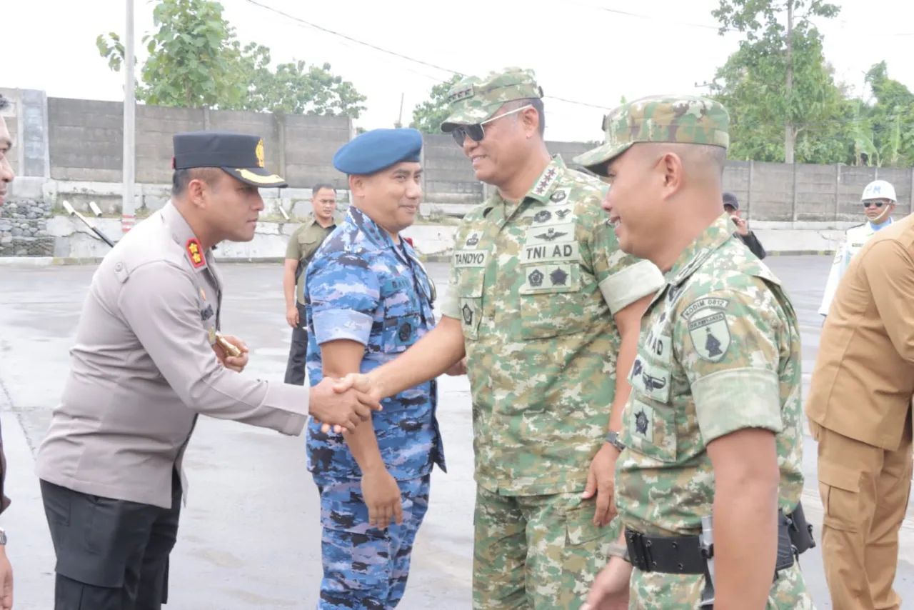 Kapolres Lamongan Terima Kunjungan Kerja Wakil Panglima TNI Di Wilayah Ngimbang