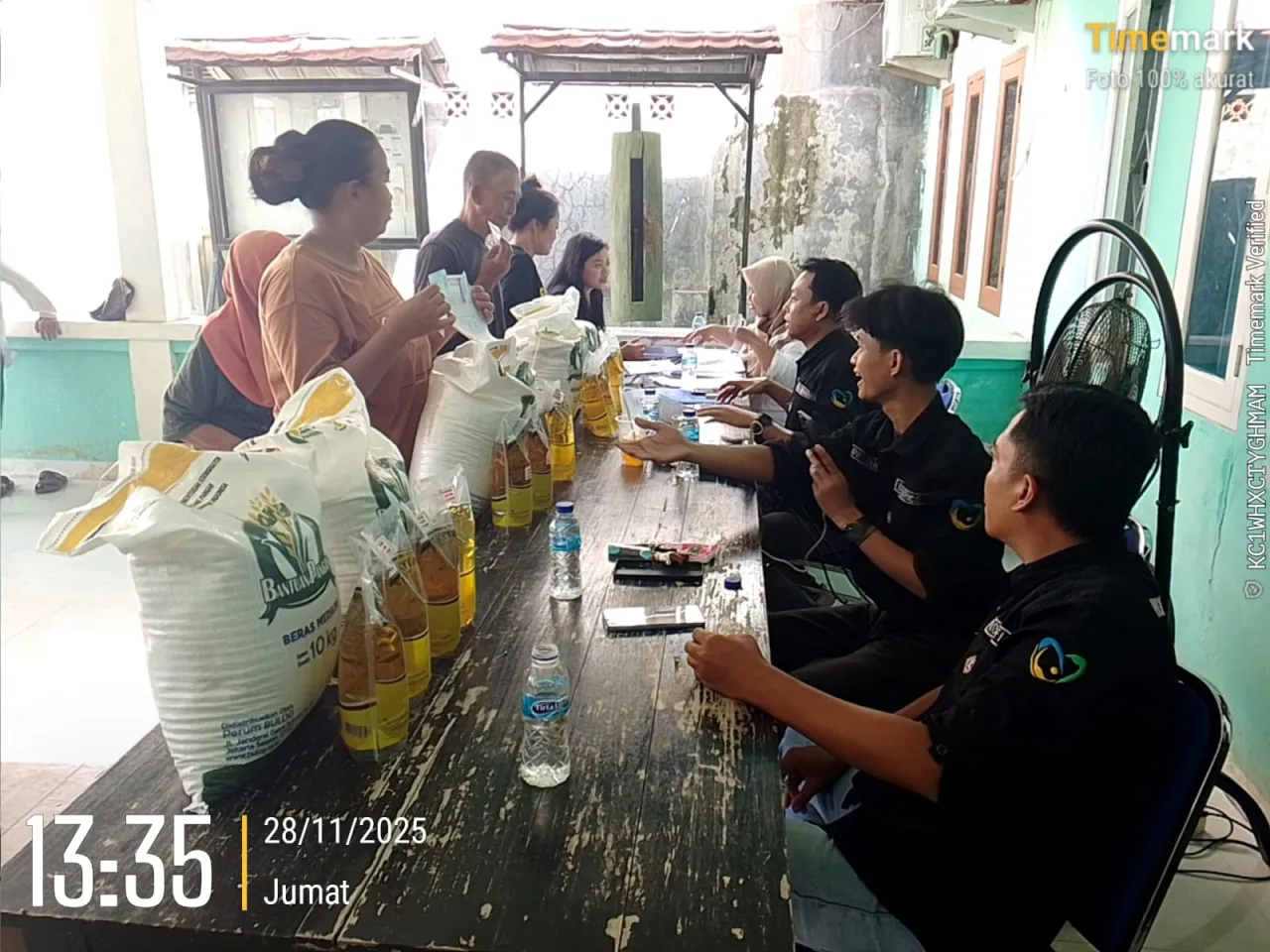 Penyaluran Bantuan Pangan di Desa Gunungsari Berjalan Lancar: 460 KPM Terima Beras & Minyak Goreng