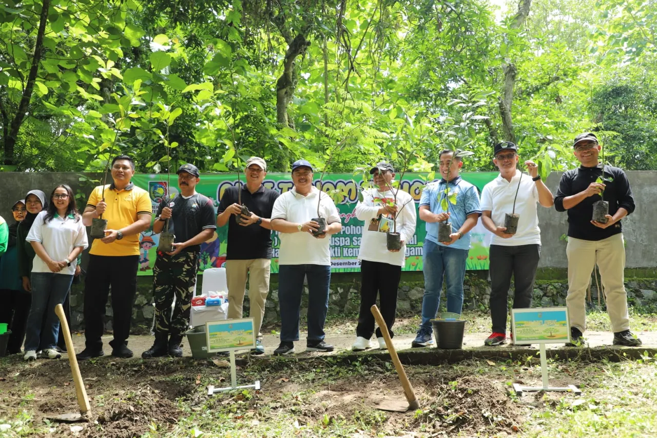 Pemkab Jombang Tanam Pohon dan Tebar Benih Ikan, Wujudkan Ekoteologi