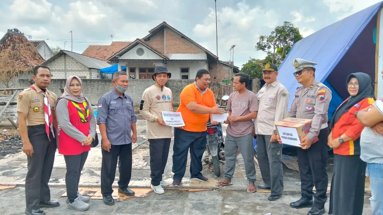 Pramuli dan SATLANTAS Polres Rembang Berikan Bantuan Musibah Kebakaran Di Desa Ngadem