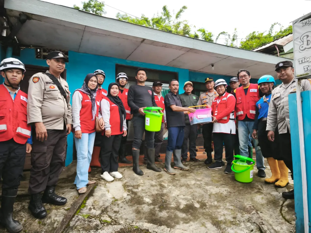 Keluarga Korban Longsor Tlogosari dapat Bansos dari Polres Pasuruan