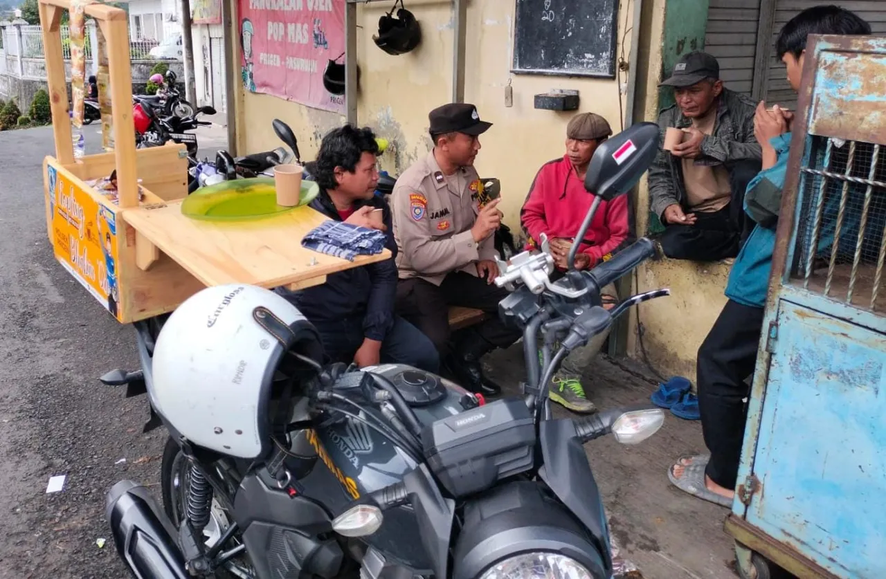Polisi "Jajakan Kopi Keliling" di Prigen untuk Jaga Kamtibmas