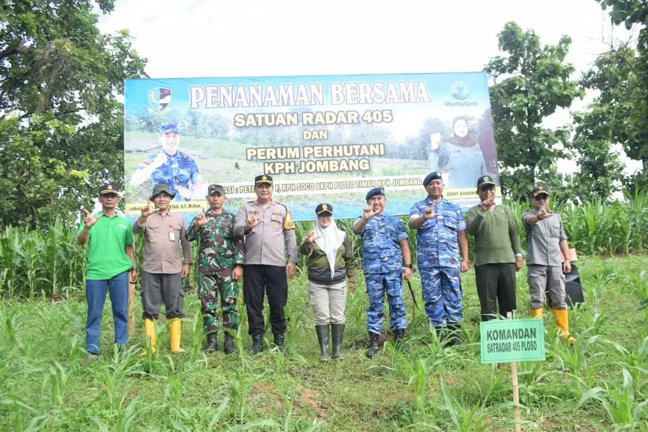 Sinergitas Perhutani KPH Jombang Dan TNI/ Satrad 405, Tanam Ribuan Jati Bentuk Tanggung Jawab Kelestarian Hutan