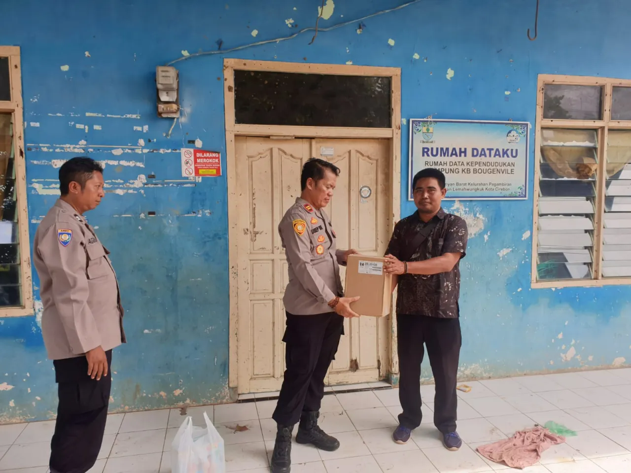 Kapolres Serahkan Alat Evakuasi ke Wilayah Rawan Banjir Lemahwungkuk