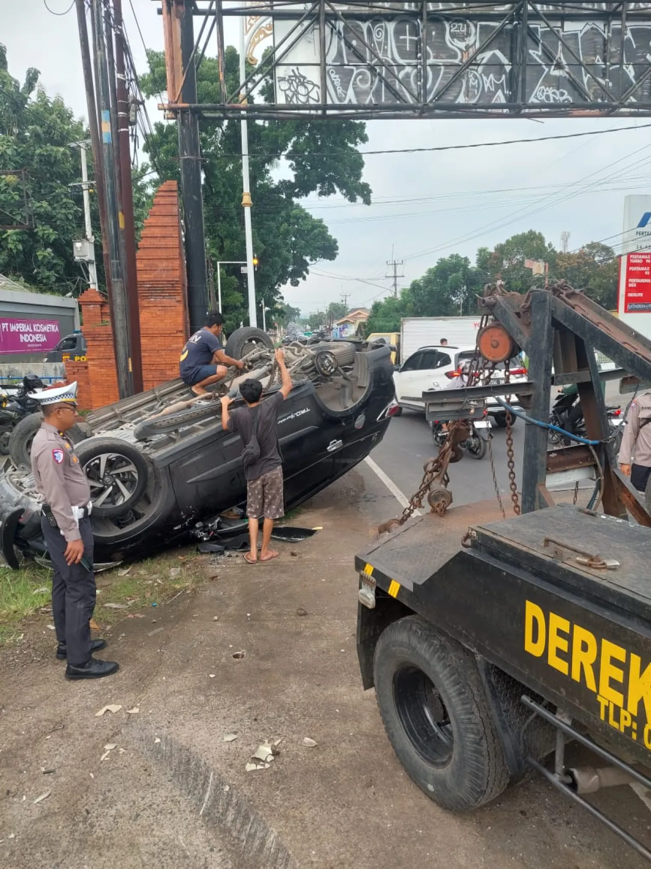 Mengantuk, Mobil Terguling di Jalan Pelandakan Harjamukti