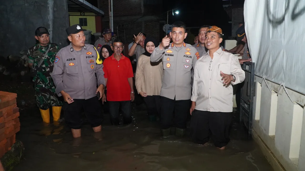 Kapolres Cirebon Kota Tinjau Langsung Lokasi Banjir Desa Astana