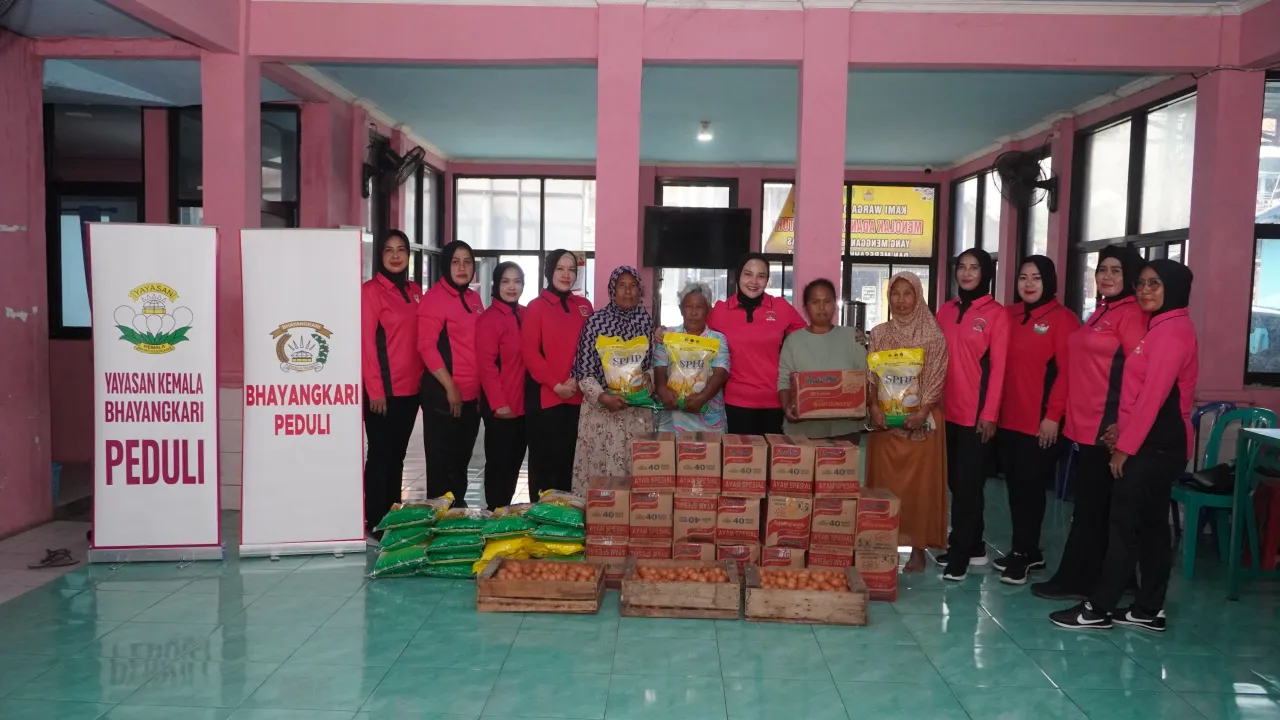Bhayangkari Cabang Cirebon Kota Salurkan Bantuan Sosial untuk Warga Terdampak Banjir Astana