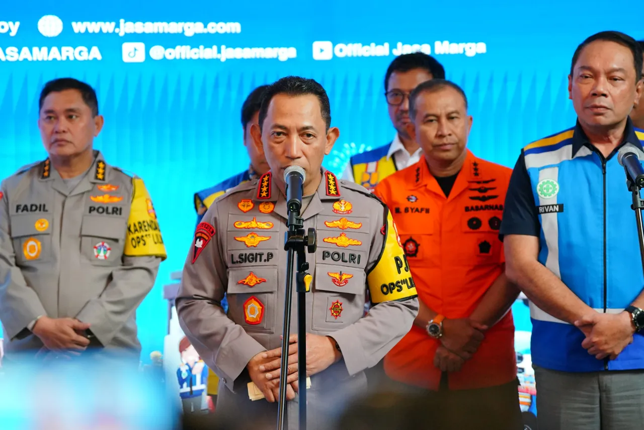 Kapolri Tinjau Pos Command Center, Pastikan Arus Mudik Berjalan Aman dan Nyaman