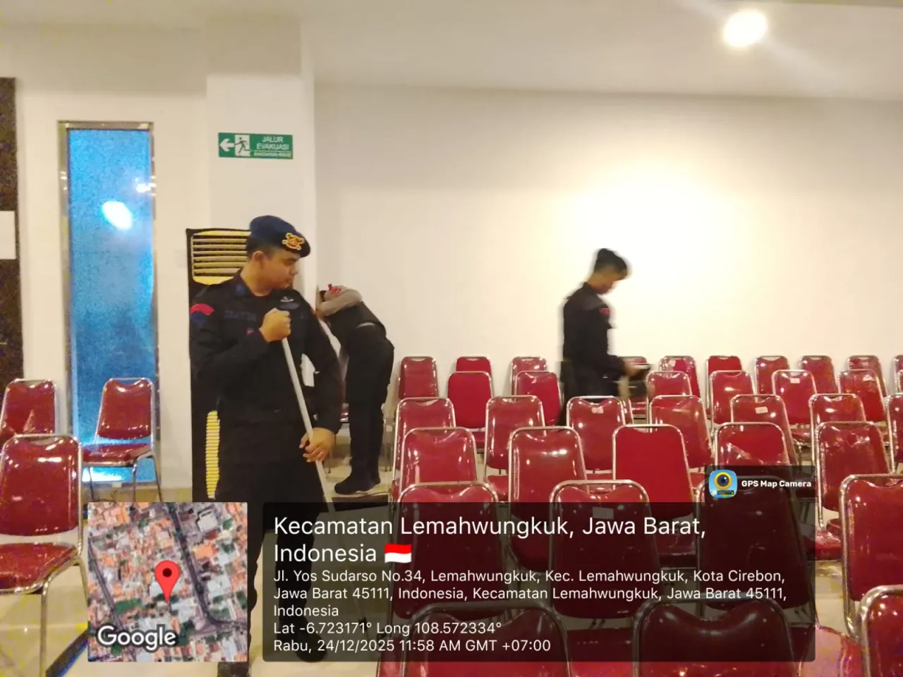 Pastikan Ibadah Natal Aman, Polres Cirebon Kota Sterilisasi Gereja Kalvari Lemahwungkuk