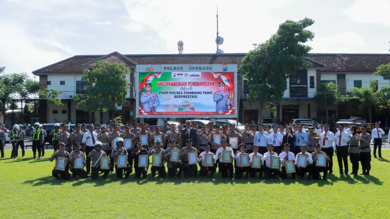 Bentuk Apresiasi, Kapolres Jombang Berikan Reward Kepada 10 Subsatker dan 12 PNPP Berprestasi