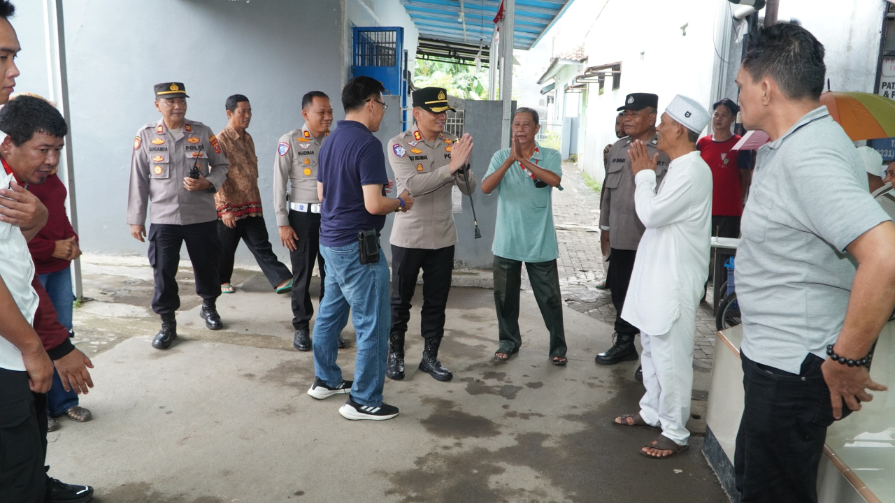 Bersama PJ Sekda Kota Cirebon, Kapolres Cirebon Kota Berikan Bantuan kepada Korban Gigitan Ular Berbisa