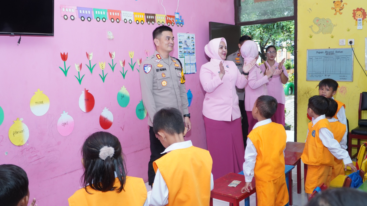 Kapolres Cirebon Kota Tinjau TK dan SD Kemala Bhayangkari, Berikan Bingkisan untuk Guru