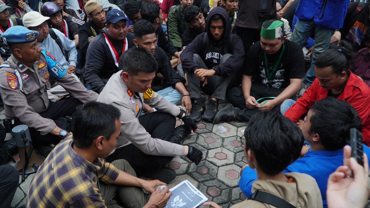 Pendekatan Humanis, Kapolres Cirebon Kota Duduk Bersama dengan Mahasiswa saat Unjuk Rasa