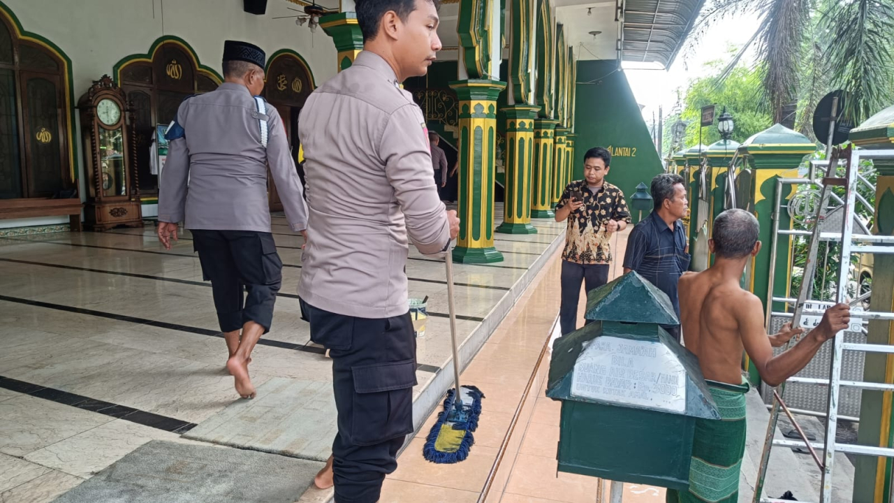 Polres Pelabuhan Tanjung Perak Gelar Bakti Religi Sambut Ramadhan, Bersihkan Sejumlah Masjid di Surabaya
