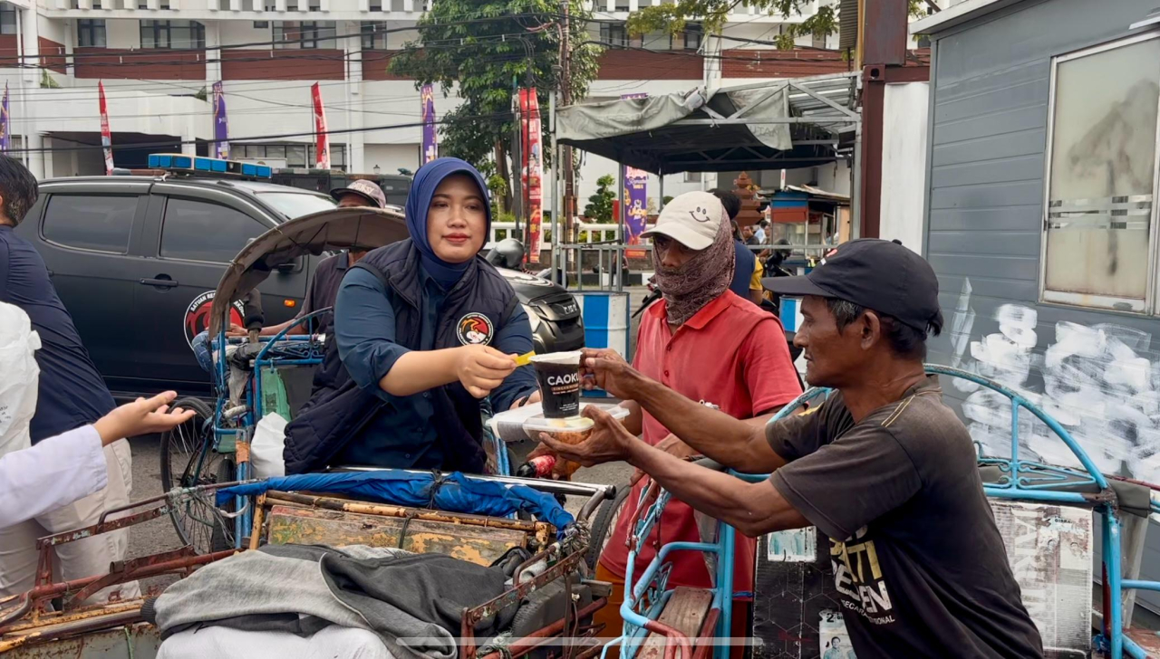 Ramadan Penuh Berkah, Polrestabes Surabaya Bagikan Takjil ke Abang Becak