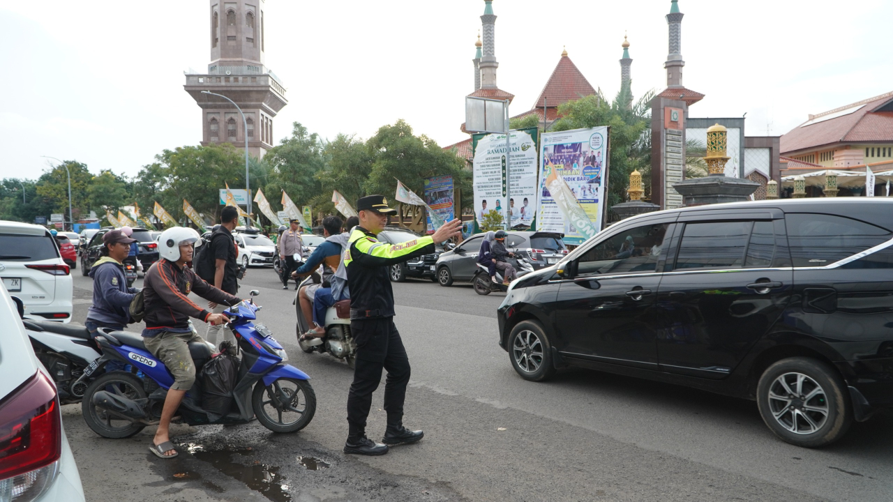 Kapolres Cirebon Kota Turun Langsung Bantu Warga Menyebrang Saat Ngabuburit