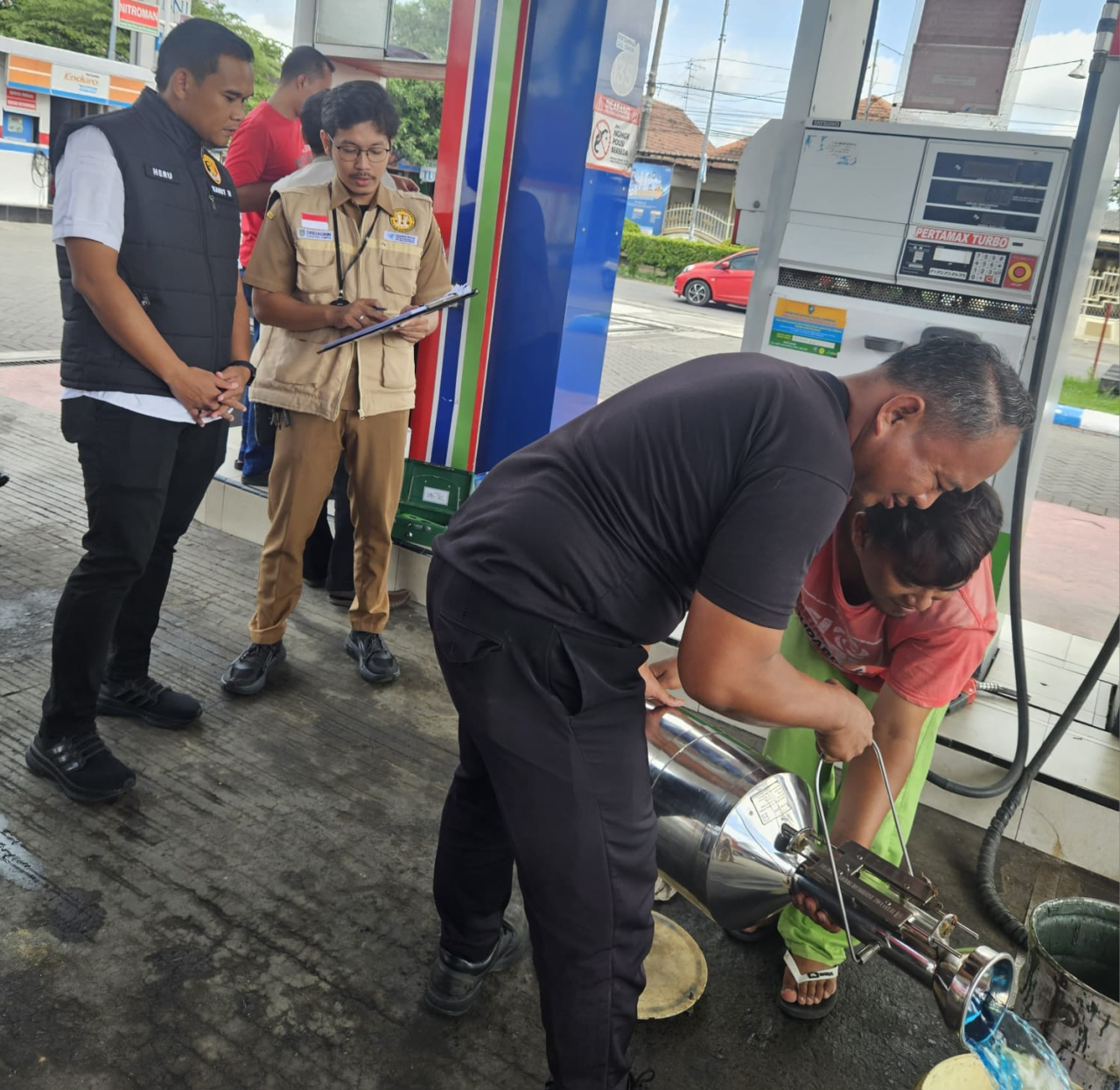 Satgas BBM Polres Jombang bersama UPT Metrologi dan Pertamina Lakukan Pengecekan SPBU
