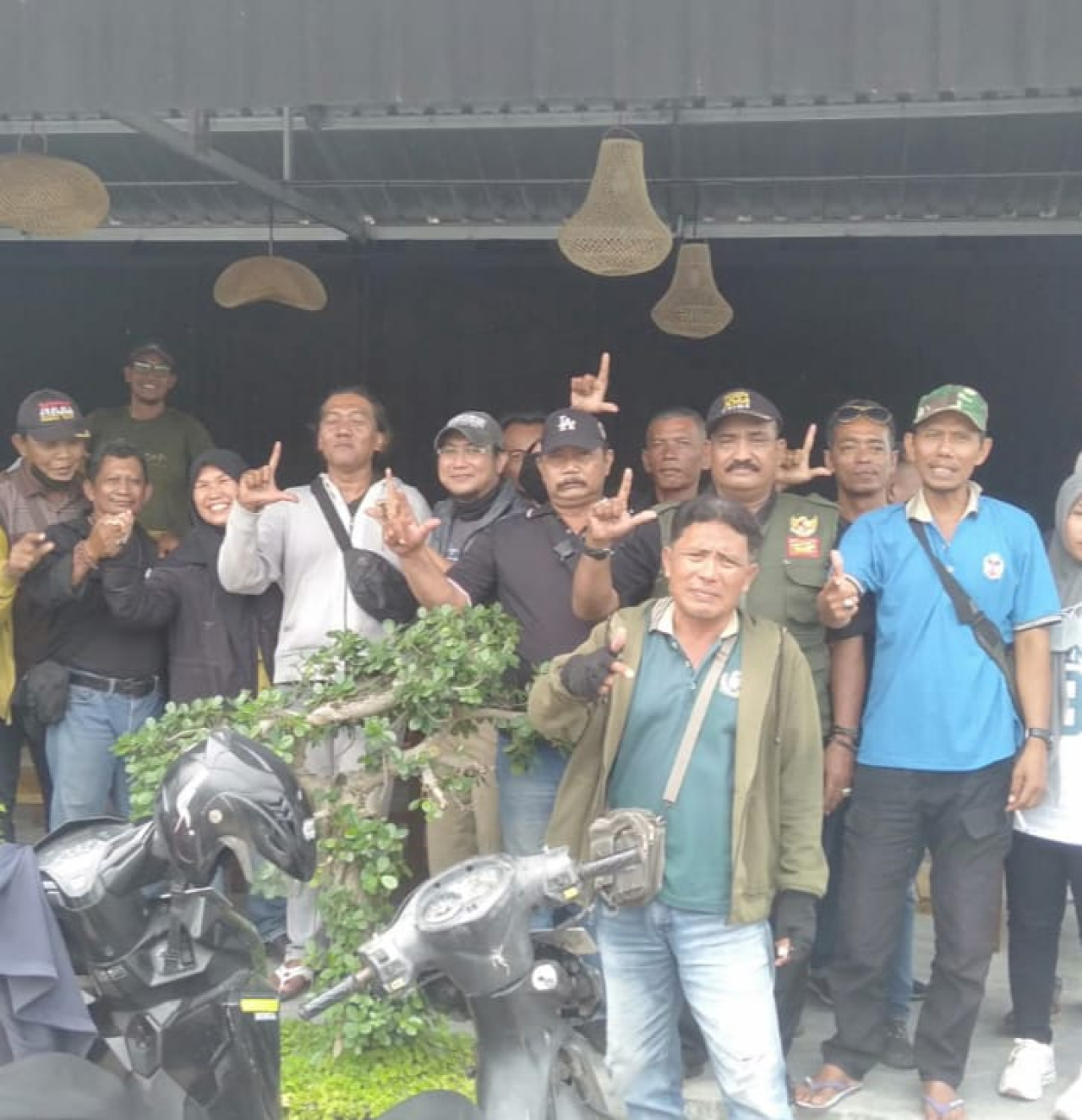 Awak Media Di Wilayah Selatan Mendapatkan THR Dari Keluarga Besar H.Toni Hartono