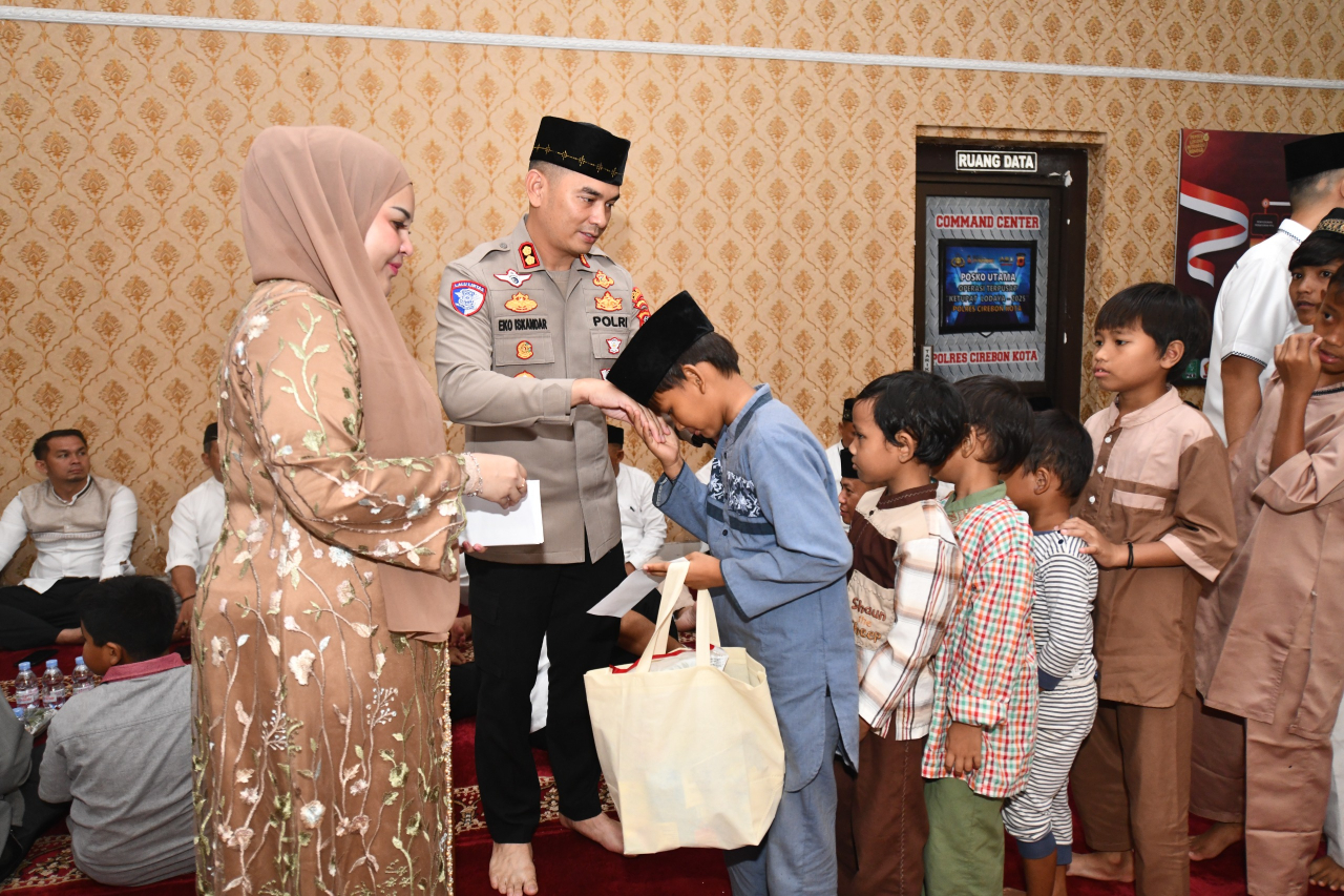 Bersama Ketua Bhayangkari Cabang Cirebon Kota, Kapolres Cirebon Kota Gelar Buka Puasa Bersama dan Santunan Anak Yatim