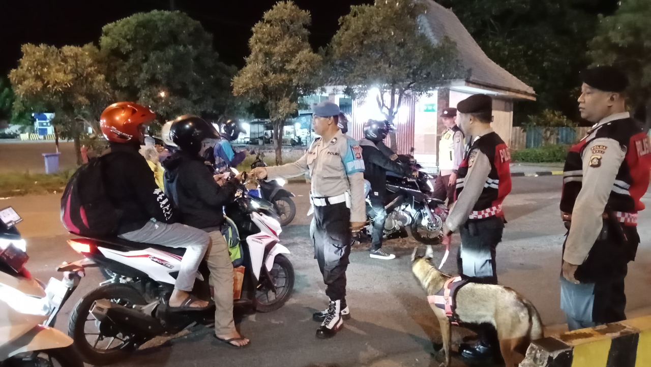 Perketat Pemeriksaan di Pelabuhan Gilimanuk, Polda Bali Kerahkan Anjing K9