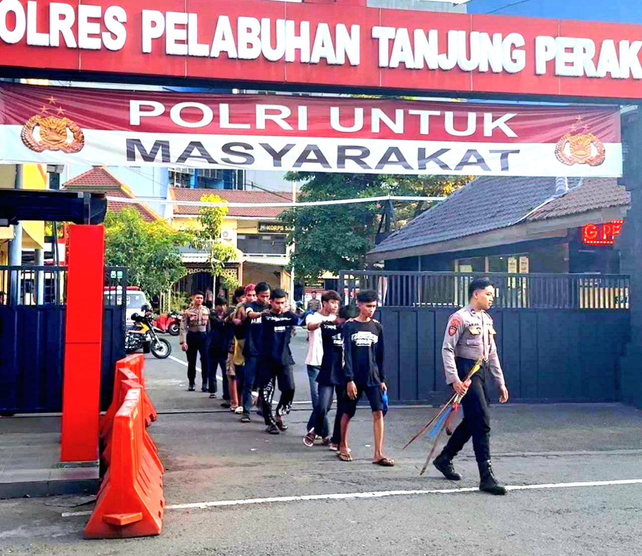 Diamankan Sebelum Tawuran, Belasan Remaja Gengster dan Senjata Dibawa ke Polres