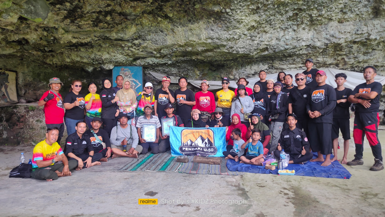 Foto: Peserta Pendaki U-50 Jatim dan pegiat alam lainnya berpartisipasi dalam kegiatan penanaman pohon di kawasan Alas Gembolo, Mojokerto. (Dok. #KIDZ Photograph)