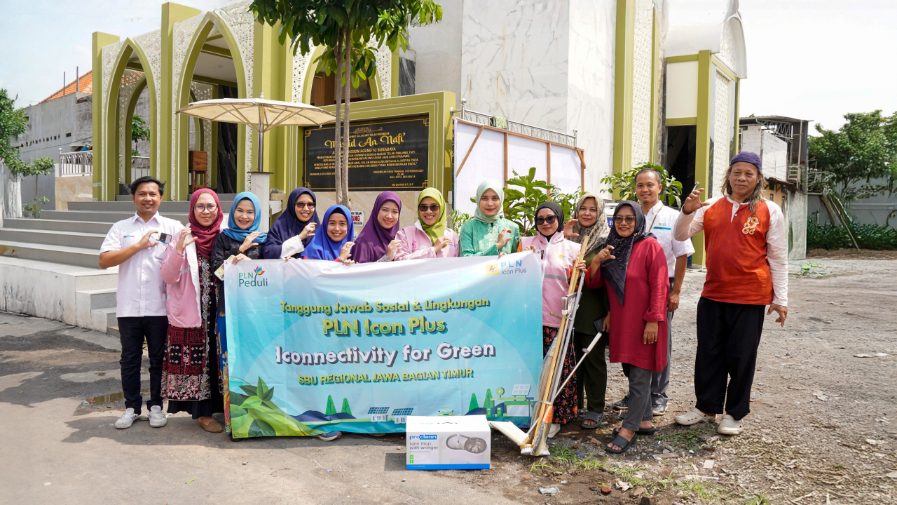 Program Iconnectivity for Green, PLN Icon Plus Jatim Lakukan Tanam Pohon dan Berikan Alat Kebersihan di Masjid An Nafi' 
